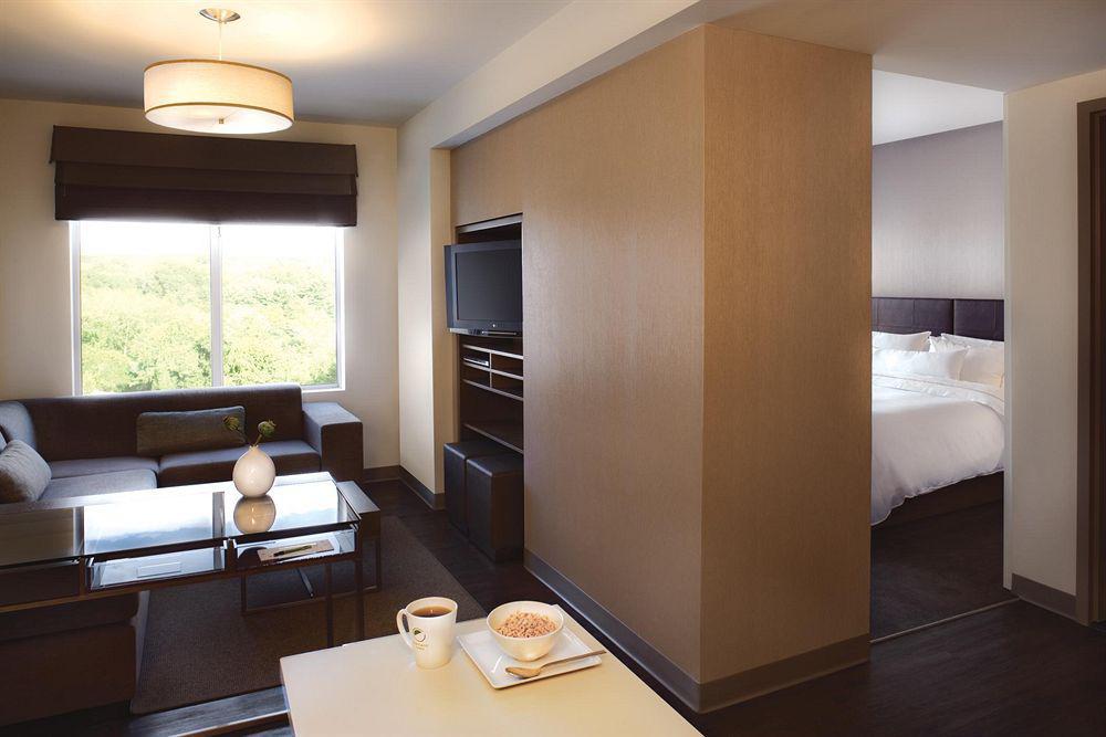 Element Omaha Midtown Crossing Hotel Room photo